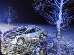 Kierujący hondą uderzył w drzewo. Wypadek w powiecie kluczborskim