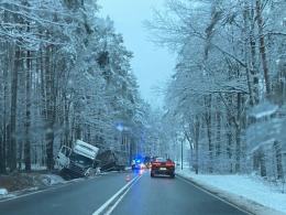 Samochód ciężarowy wypadł z drogi na trasie Opole-Kluczbork