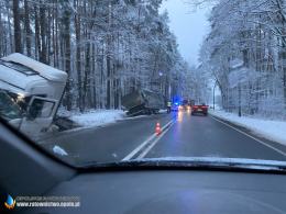 Samochód ciężarowy wypadł z drogi na trasie Opole-Kluczbork