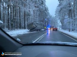 Samochód ciężarowy wypadł z drogi na trasie Opole-Kluczbork