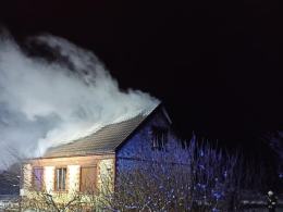Pożar domu w powiecie Oleskim. W akcji 9 zastępów straży
