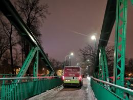 Kierowcy kolejny raz skracają drogę na Wyspę Bolko przez most Ireny Sendlerowej