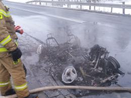 Pożar pojazdu w powiecie kluczborskim. Auto spłonęło doszczętnie