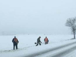 Groteskowa sytuacja na drodze. Drogowcy kosili trawę w śniegu