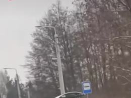 Groteskowa sytuacja na drodze. Drogowcy kosili trawę w śniegu