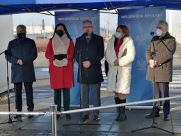 Konferencja ministra Adama Niedzielskiego pod Szpitalem Tymczasowym w Opolu