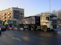 Zderzenie samochodu ciężarowego z osobówką na skrzyżowaniu Luboszyckiej z Nysy Łużyckiej