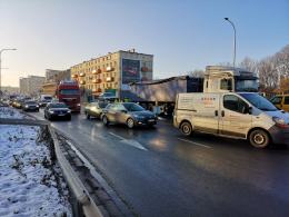 Zderzenie samochodu ciężarowego z osobówką na skrzyżowaniu Luboszyckiej z Nysy Łużyckiej