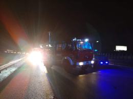 Wypadek na A4. Kierowca uderzył w bariery, a pasażerkę potrącił samochód