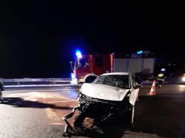 Wypadek na A4. Kierowca uderzył w bariery, a pasażerkę potrącił samochód