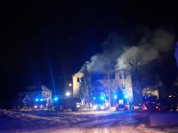Pracowita noc nyskich strażaków. Płonący budynek gasiło kilkudziesięciu strażaków