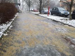 Poranne "lodowisko" na chodnikach dało się we znaki mieszkańcom