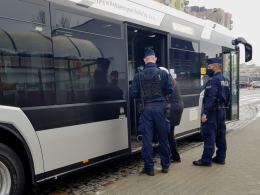 Policjanci sprawdzają podróżujących autobusami pod kątem przestrzegania obostrzeń covidowych