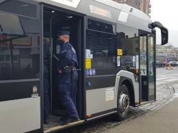 Policjanci sprawdzają podróżujących autobusami pod kątem przestrzegania obostrzeń covidowych