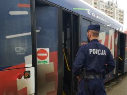 Policjanci sprawdzają podróżujących autobusami pod kątem przestrzegania obostrzeń covidowych