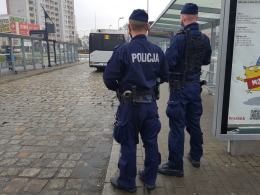 Policjanci sprawdzają podróżujących autobusami pod kątem przestrzegania obostrzeń covidowych