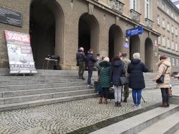 Ruch "antycovidowy" pod Komendą Wojewódzką Policji w Opolu