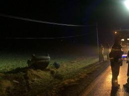 Auto wypadło z drogi w powiecie namysłowskim. Kierowcy szuka policja