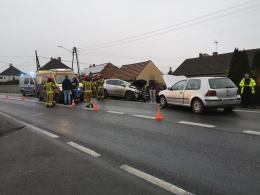 Czołowe zderzenie pojazdów w Zawadzie. Sprawca ukarany mandatem