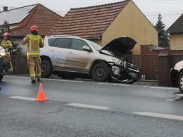 Czołowe zderzenie pojazdów w Zawadzie. Sprawca ukarany mandatem
