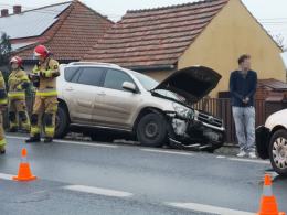 Czołowe zderzenie pojazdów w Zawadzie. Sprawca ukarany mandatem