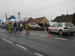 Czołowe zderzenie pojazdów w Zawadzie. Sprawca ukarany mandatem