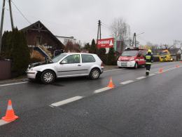 Czołowe zderzenie pojazdów w Zawadzie. Sprawca ukarany mandatem
