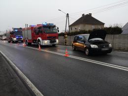Czołowe zderzenie pojazdów w Zawadzie. Sprawca ukarany mandatem