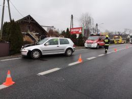 Czołowe zderzenie pojazdów w Zawadzie. Sprawca ukarany mandatem