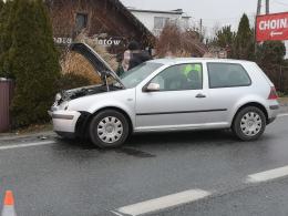 Czołowe zderzenie pojazdów w Zawadzie. Sprawca ukarany mandatem