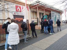 Tłumy pod RCKiK w Opolu. Opolanie oddają krew i odbierają choinki
