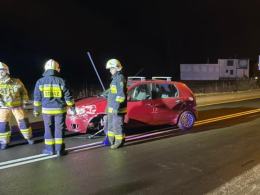 Fiat wypadł z drogi i uderzył w budynek. Niebezpieczne zdarzenie w Żędowicach