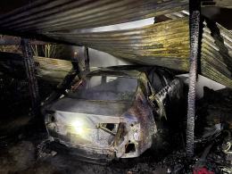 Pożar w gminie Zawadzkie. Spłonęło pomieszczenie gospodarcze, auto i 14 kur