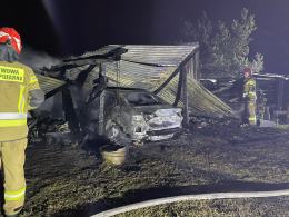 Pożar w gminie Zawadzkie. Spłonęło pomieszczenie gospodarcze, auto i 14 kur