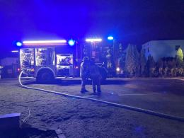Pożar w gminie Zawadzkie. Spłonęło pomieszczenie gospodarcze, auto i 14 kur