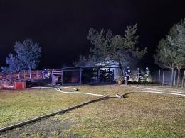 Pożar w gminie Zawadzkie. Spłonęło pomieszczenie gospodarcze, auto i 14 kur