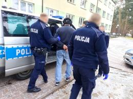 Zaatakował nożem i siekierą interweniujących policjantów. Funkcjonariusze użyli paralizatora