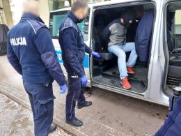 Zaatakował nożem i siekierą interweniujących policjantów. Funkcjonariusze użyli paralizatora