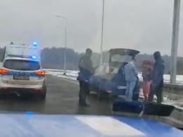 Policjanci zatrzymali do kontroli kierowcę. Otworzył bagażnik i... oświadczył się partnerce