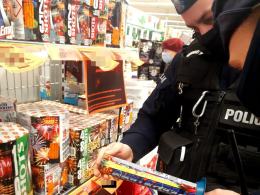 Policjanci sprawdzają punkty sprzedaży fajerwerków
