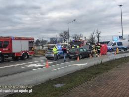 Czołowe zderzenie pojazdów przy opolskim Makro. Jedna osoba trafiła do szpitala