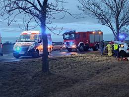 Wypadek w powiecie strzeleckim. Kierujący samochodem osobowym uderzył w drzewo