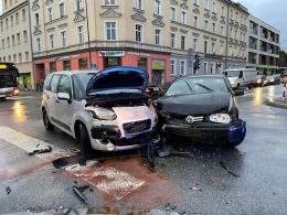 Zderzenie dwóch osobówek na skrzyżowaniu w Opolu. Jedna osoba została ranna