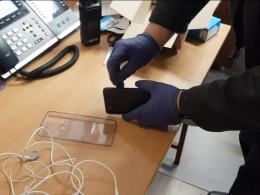 Funkcjonariusze udaremnili przemyt telefonu do celi