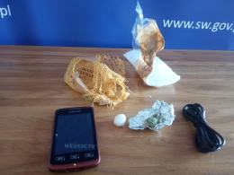 Telefon próbowano przemycić w...czajniku