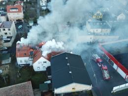 To był instynkt i lata doświadczenia. Strażak - bohater uratował 6 osób z płonącego domu
