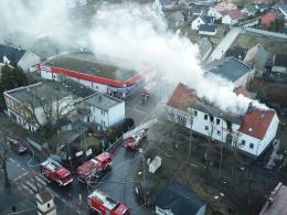 To był instynkt i lata doświadczenia. Strażak - bohater uratował 6 osób z płonącego domu