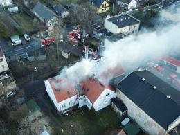 To był instynkt i lata doświadczenia. Strażak - bohater uratował 6 osób z płonącego domu