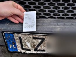 Z auta dostawczego odpadło koło. Najechał na nie samochód ciężarowy