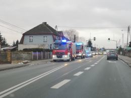 Po zderzeniu pojazdów jeden wjechał w ogrodzenie posesji. Utrudnienia w Lędzinach